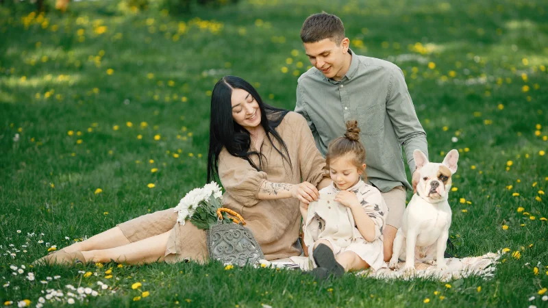 ¿Qué ventajas y desventajas tiene un animal como mascota? 44 familia con su perro