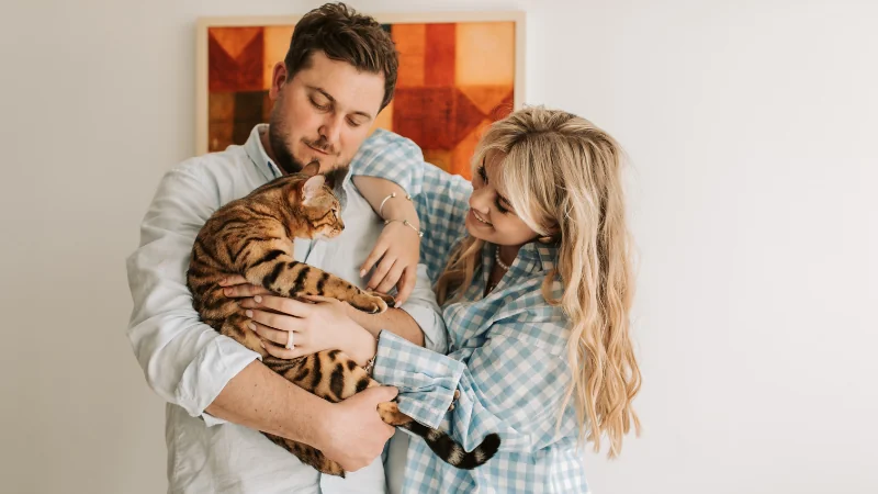 pareja y su gato