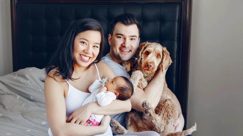 familia asiática y su perro