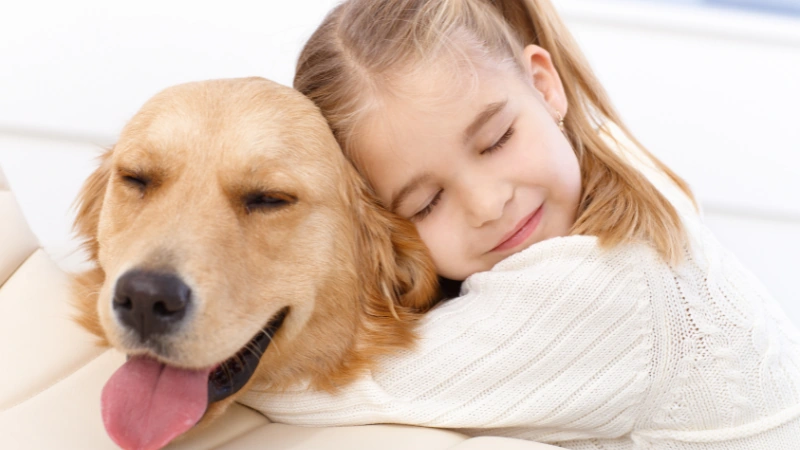 niña abrazando un perro